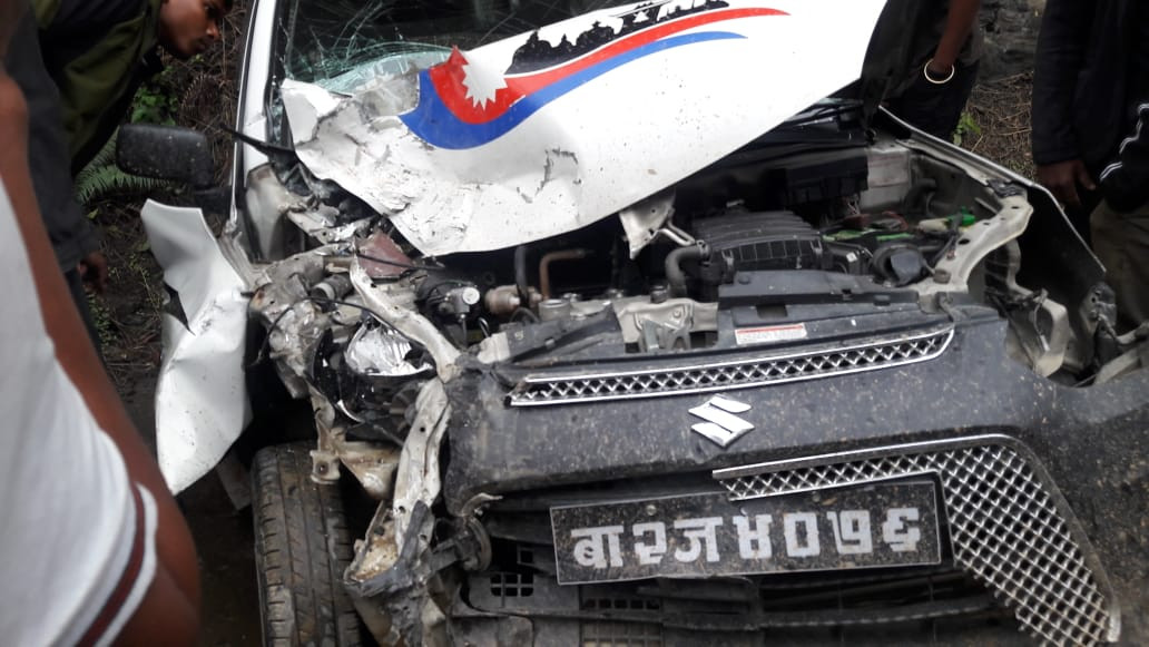 बस र ट्याक्सी ठोक्किँदा चालक घाइते, यातायात अवरुद्ध