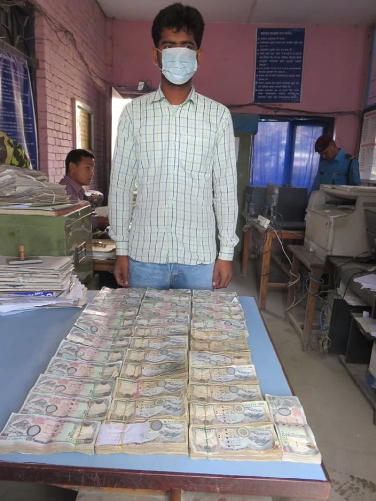 नागढुंगाबाट ३० लाख रुपैयाँसहित एक जना पक्राउ