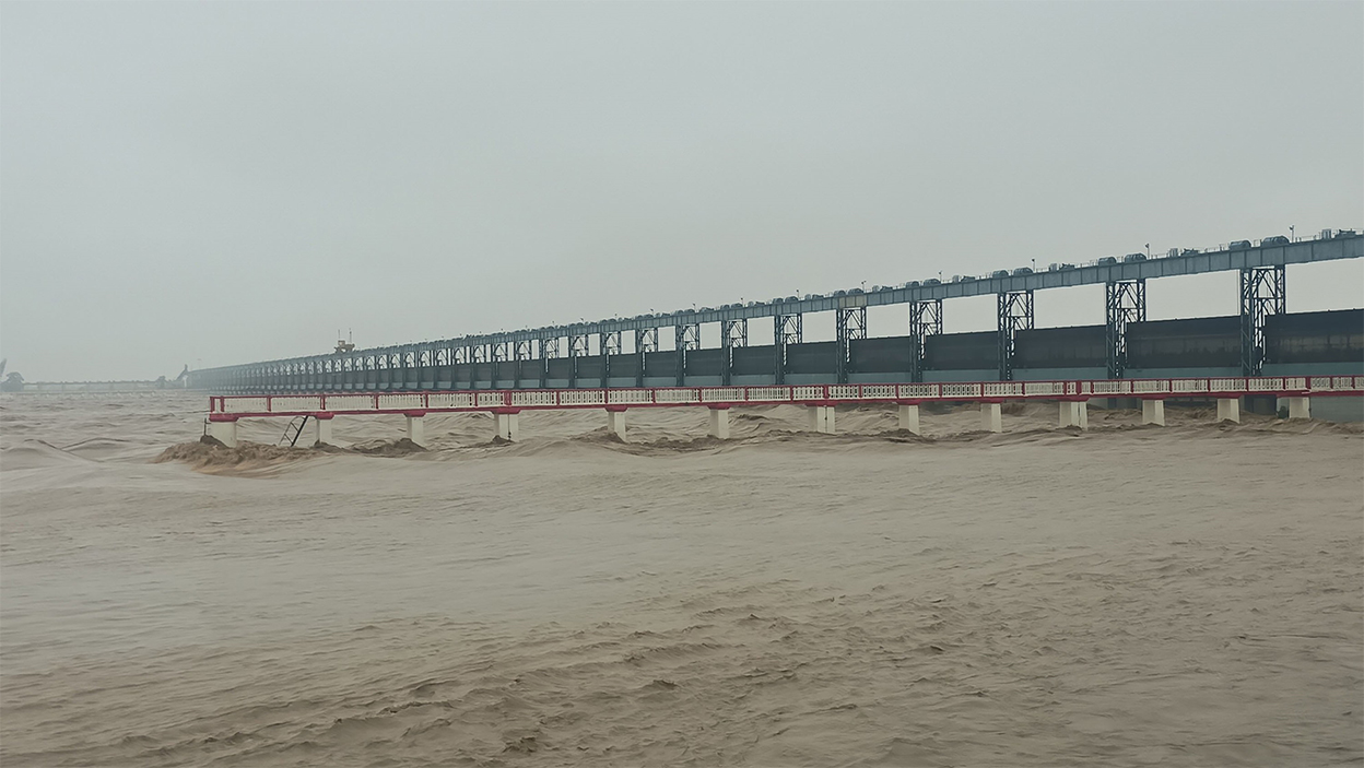 अविरल वर्षाले मधेश डुबानमा, आठ जिल्लाका हजारौँ घरपरिवार विस्थापित