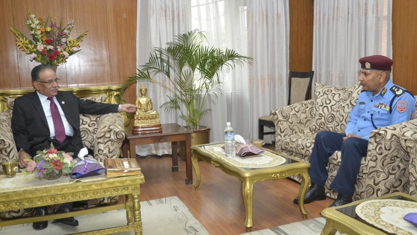 पहिलो भेटमै प्रहरी प्रमुखलाई इमान्दार बन्न प्रधानमन्त्रीको निर्देशन