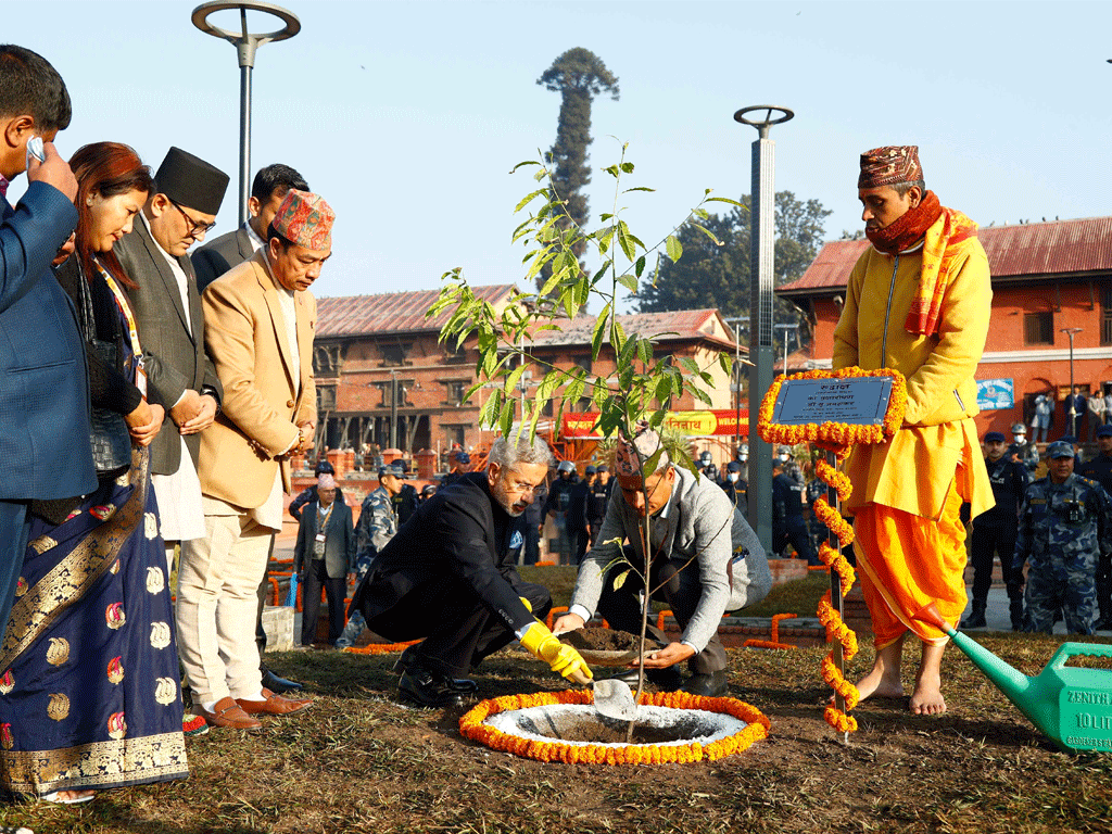 जयशंकरले गरे पशुपतिनाथको दर्शन,परिसरमा वृक्षारोपण