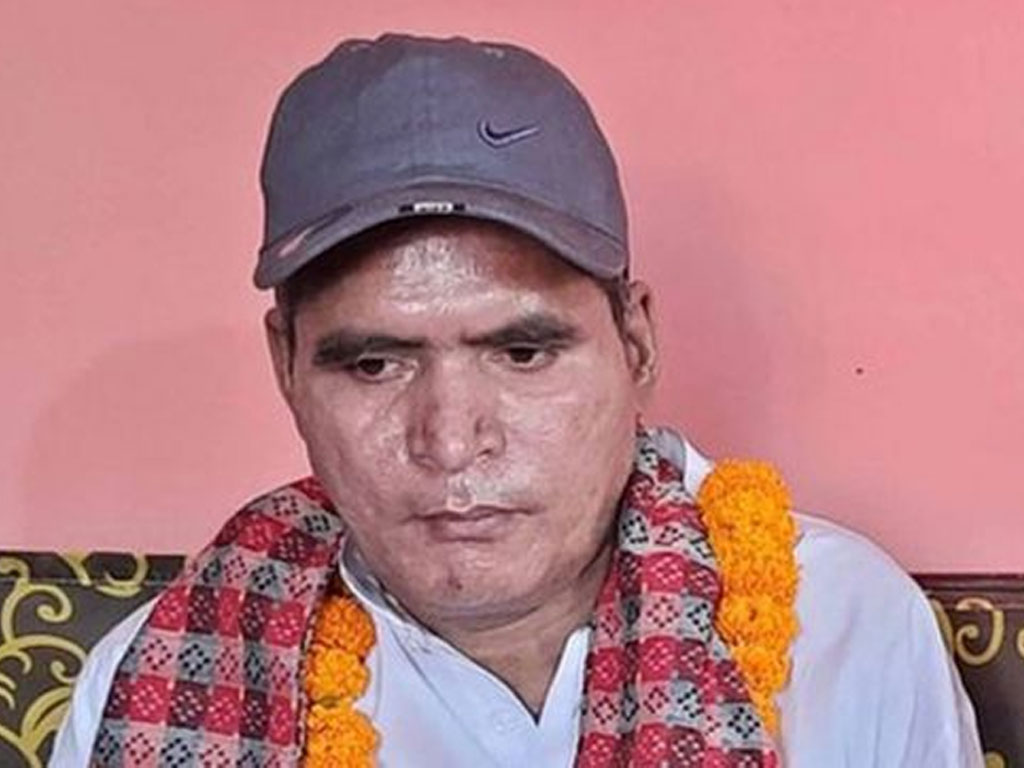 दुर्गाप्रसादलाई क्षतिपूर्तिवापतको ८ लाख रुपैयाँ हस्तान्तरण गरिंदै
