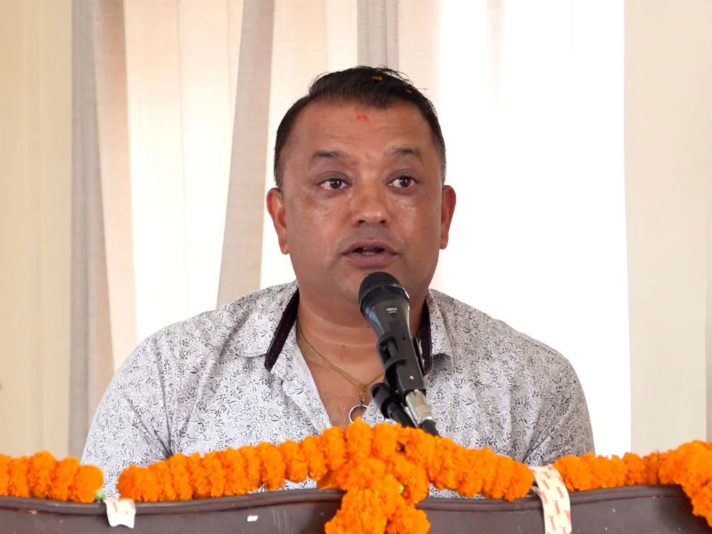 शिक्षक र कर्मचारीलाई पार्टीको सदस्यता नदिऔँ : गगन थापा