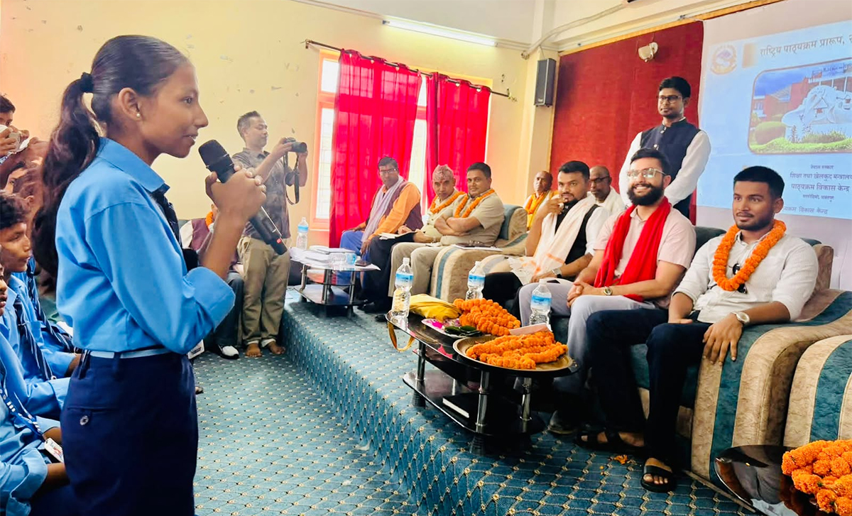 विद्यार्थीका सुझावका आधारमा पाठ्यक्रम सुधार गर्छौं : मन्त्री पोखरेल