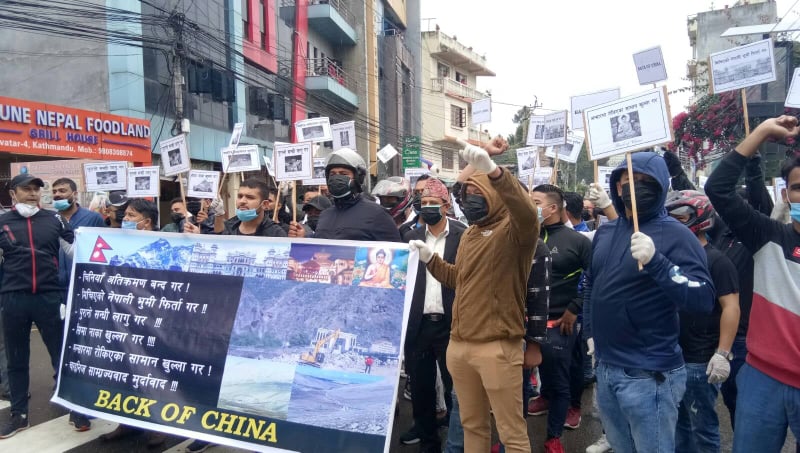 नेपाली भूमि मिचेकाे भन्दै काठमाडाैंकाे चिनियाँ दूतावासअगाडि प्रदर्शन