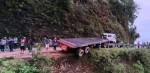 ट्रेलर सडकबाट लिक बाहिरिँदा महाकाली राजमार्ग अवरुद्ध