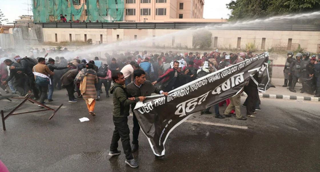 राहत शिक्षकको आन्दोलनमा प्रहरी हस्तक्षेप, पानीको फोहोरा र अश्रुग्यास