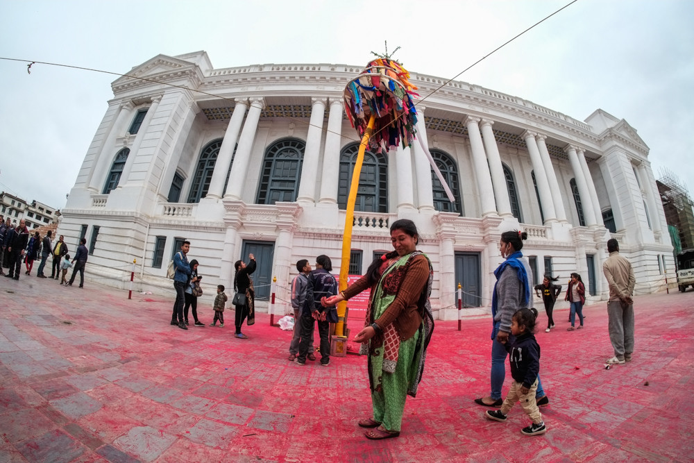 वसन्तपुरमा ठड्याइयाे चीर, हाेली सुरु