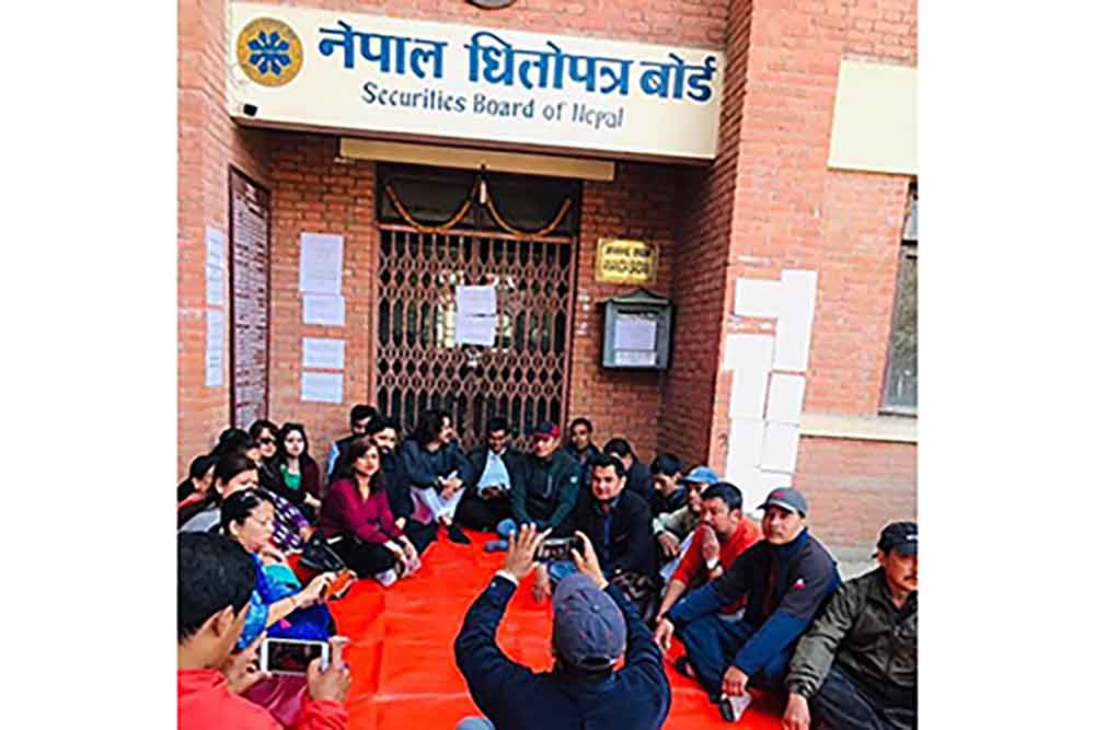 धितोपत्र बोर्डमा लगाइएको ताला प्रहरीले खोल्यो