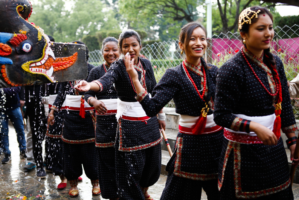 यस्ताे देखियाे बाइसधारा मेलाकाे राैनक (फाेटाेफिचर)