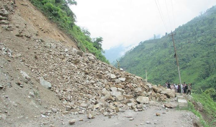 पहिरो खस्दा मध्यपहाडी लोकमार्ग अवरुद्ध