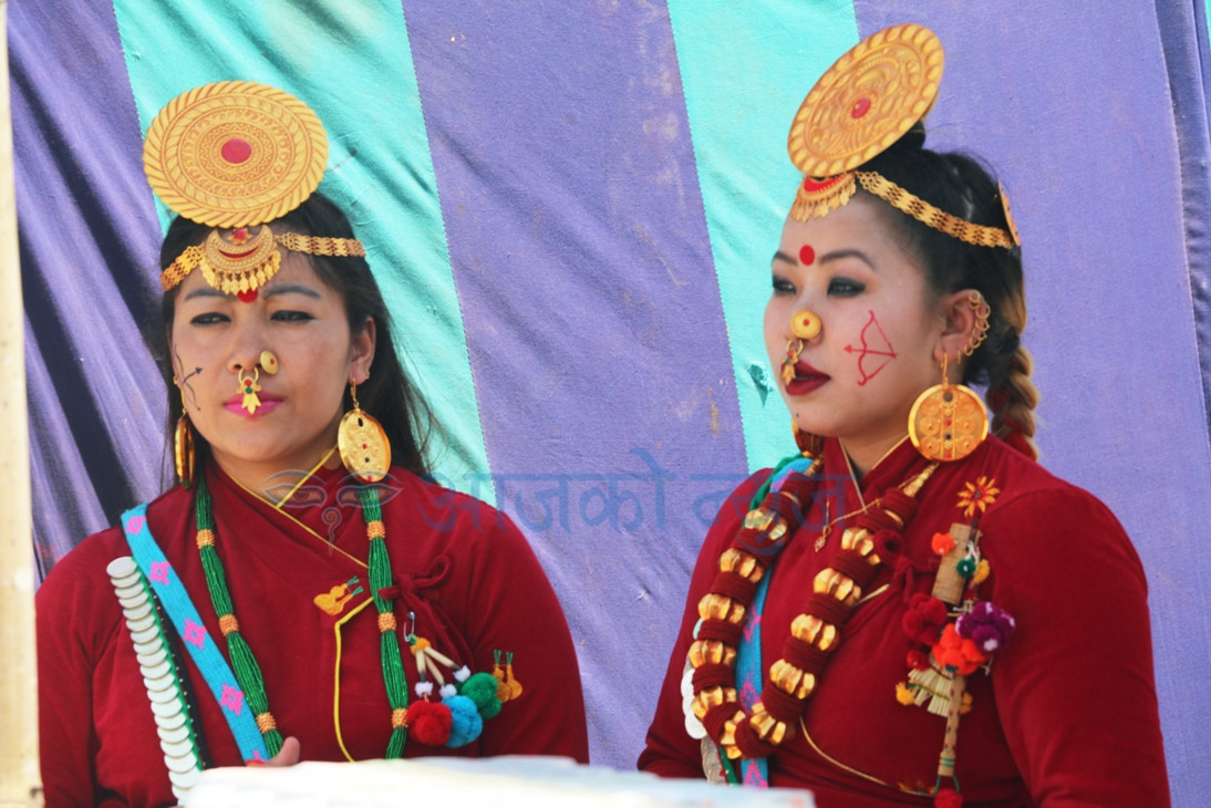 'साेई ढाेले साेई' गाउँदै टुँडिखेलमा साकेला नाच (फाेटाे तथा भिडियाे)