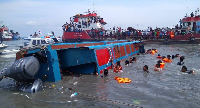 इन्डोनेसियामा डुङ्गा दुर्घटना १७ वेपत्ता