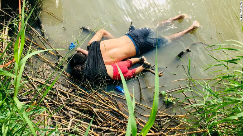 मेक्सिको सीमामा डुबेर मृत्यु भएका आप्रवासी बाबुछोरीको दाहसंस्कार