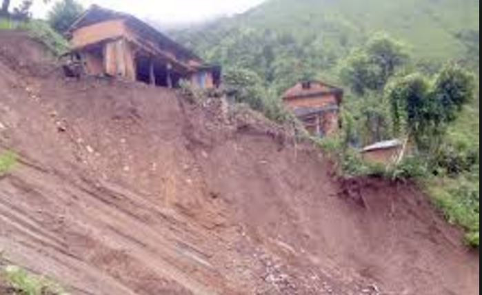 पर्वतको दुर्लुङका १० घर पहिरोको जोखिममा : भूगर्भविद्