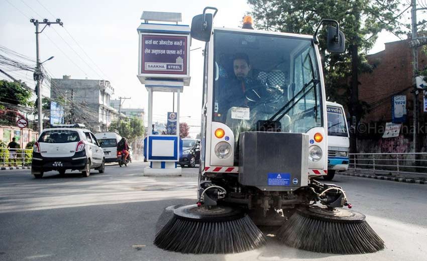 काठमाडौँ धुलोमुक्त भएन : भित्री सडकमा ब्रुमर लगाउने समस्या