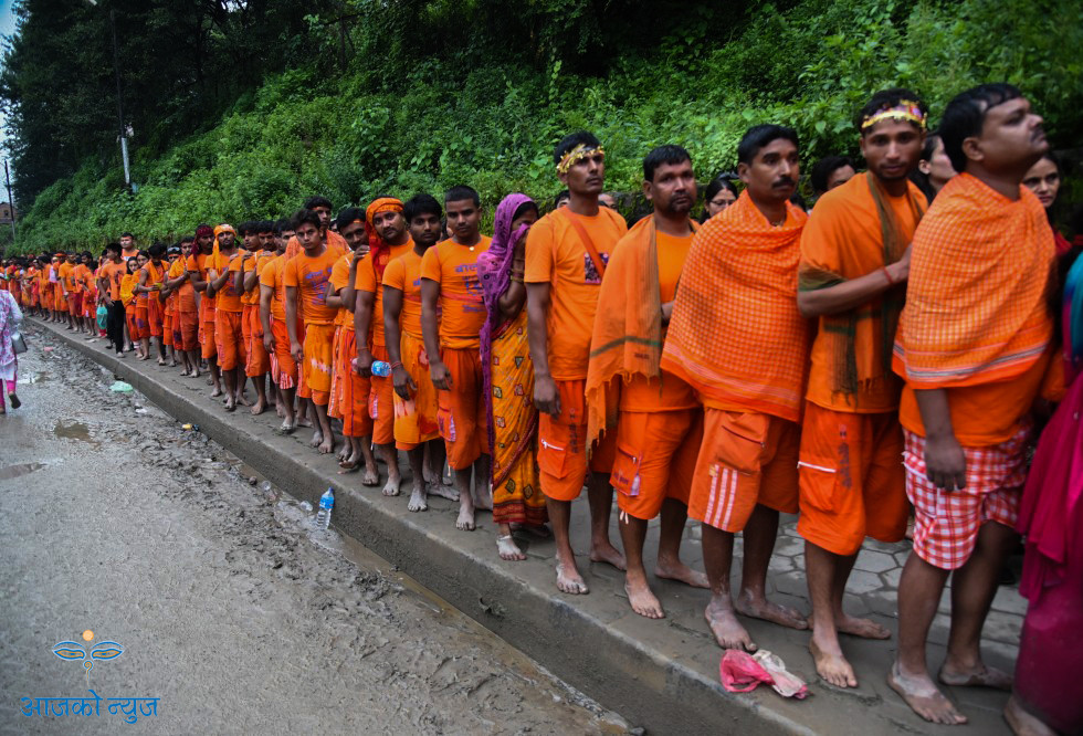 पशुपतिमा बाेल बम यात्रीसहित भक्तजनकाे भीड (फोटोफिचर)