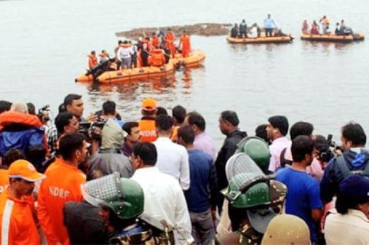 आन्ध्र प्रदेशकाे गोदावरी नदीमा डुंगा पल्टिँदा १२ जनाको मृत्यु