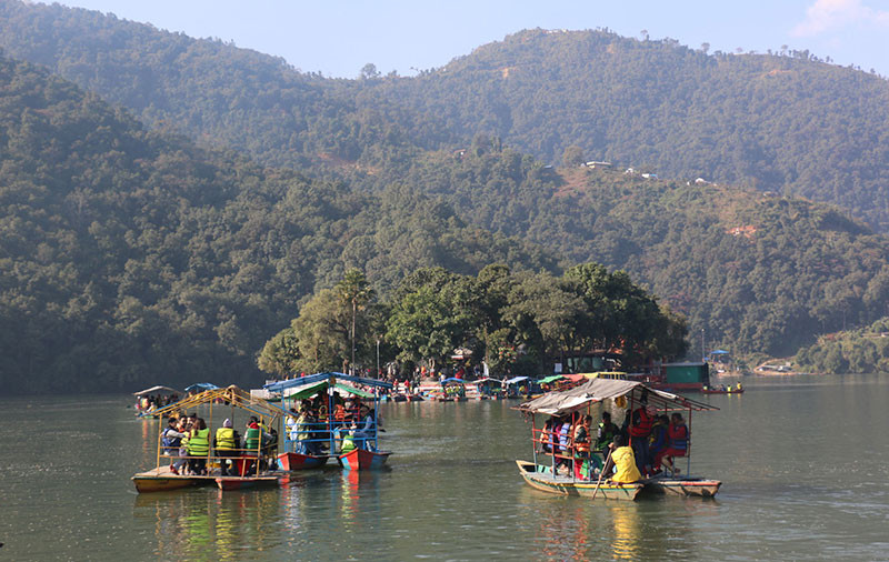 फेवातालमा डुंगा पल्टिँदा काठमाडाैंका युवक बेपत्ता