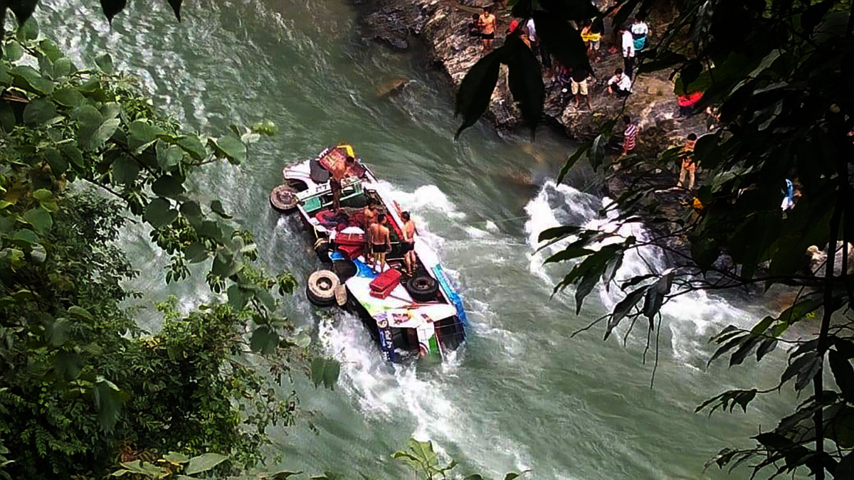 रोल्पाको लुंग्री खोलामा बस खस्याे, चालक र अन्य एक यात्रुकाे मृत्यु