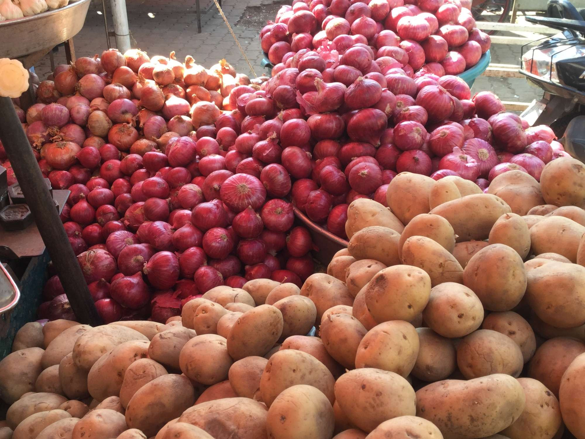 दुई महिनामा नौ करोडको आलु प्याज आयात