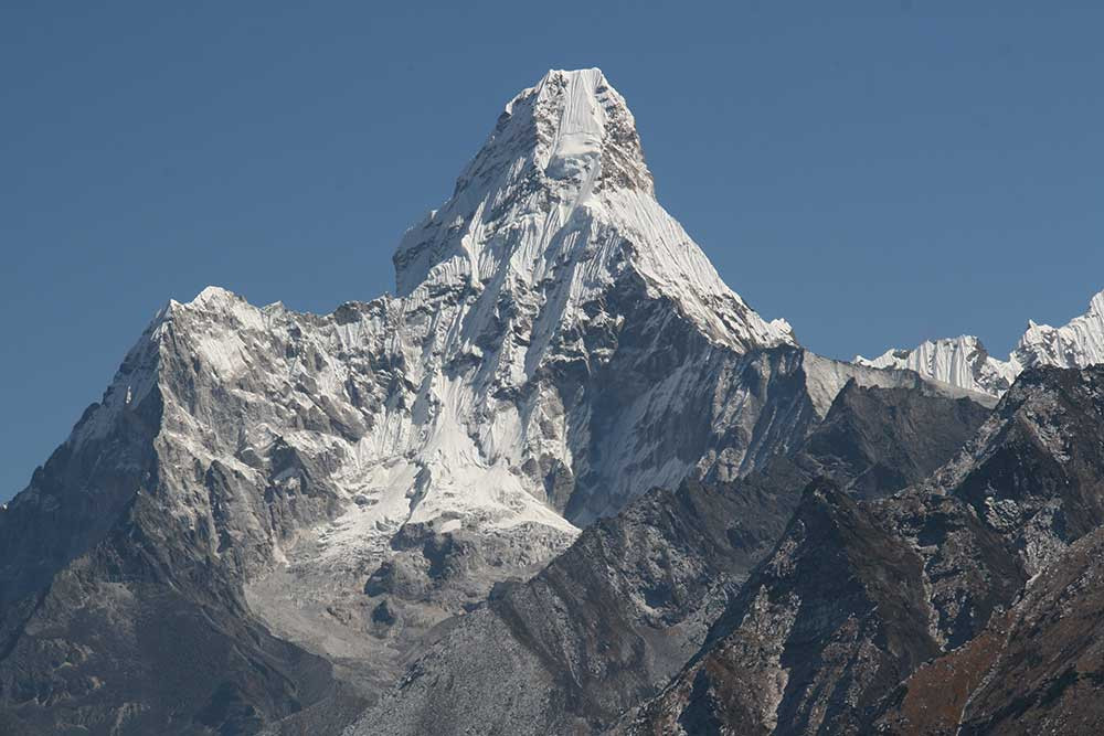 १० आरोही आमाडब्लम हिमालको शिखरमा