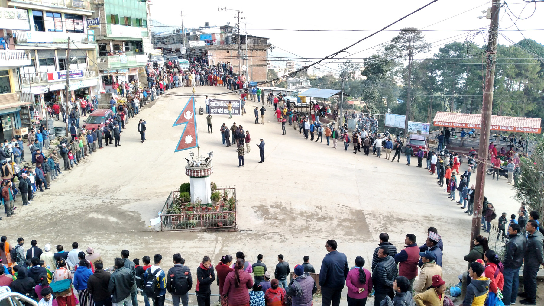 खाडीचाैर-चरिकाेट सडक नबन्दा मानव साङ्लाे बनाएर स्थानीयकाे विराेध