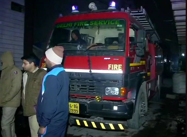 दिल्लीमा सिलिन्डर विस्फाेट भएर आगलागी, ३ बालबालिकासहित ९ जनाको मृत्यु
