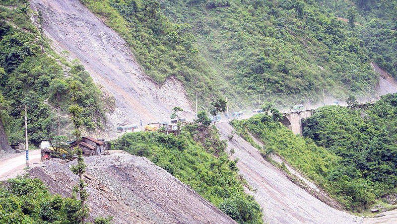 मुग्लिनमा पहिरो खसेपछि सडक एकतर्फी मात्रै सञ्चालनमा