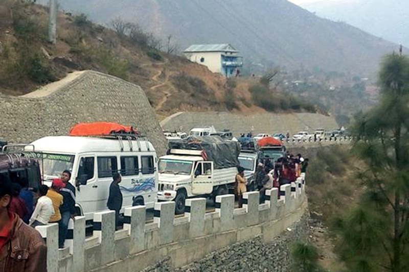गाडीको ठक्करबाट १ जनाकाे मृत्यु भएपछि बिपी राजमार्ग अवरुद्ध