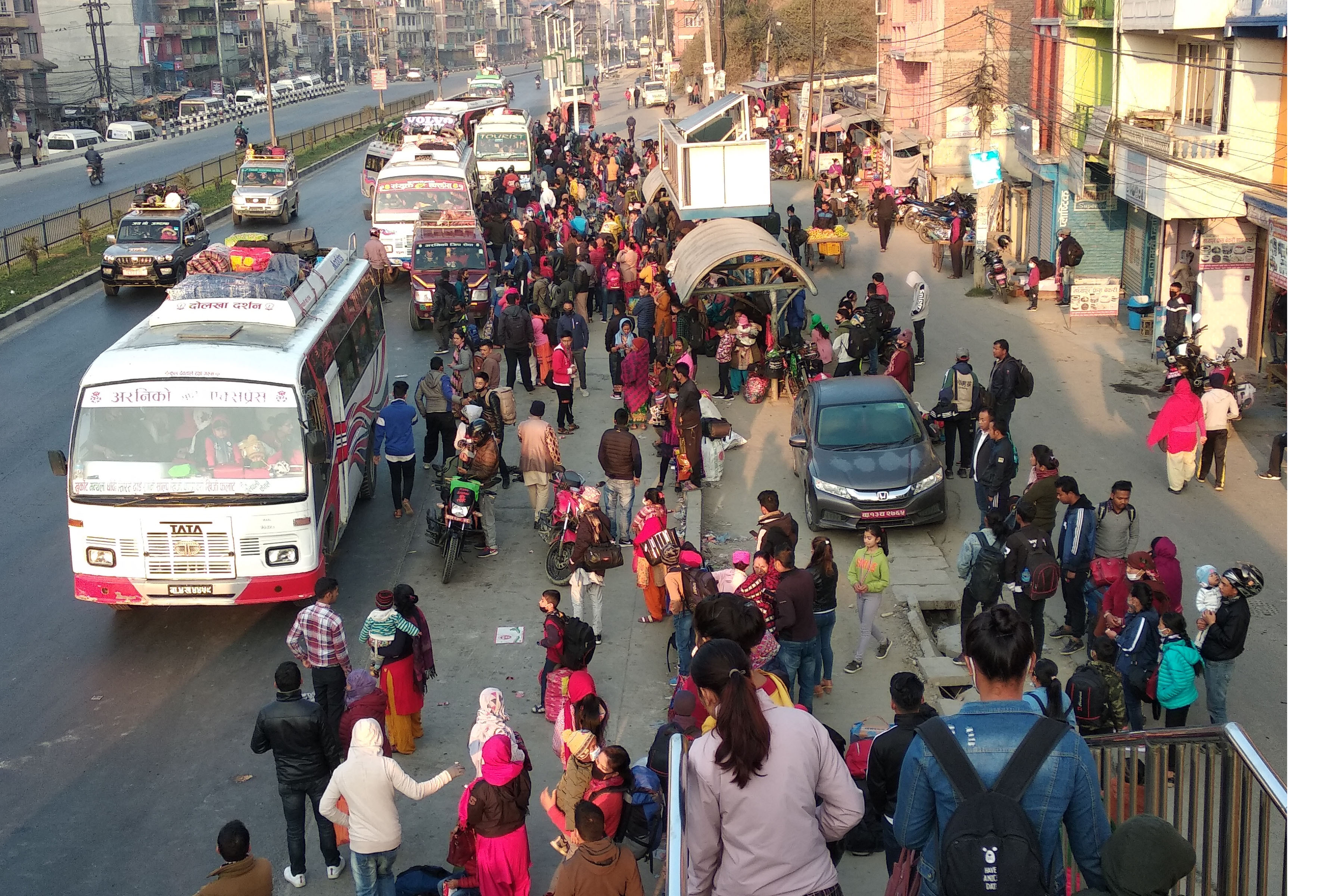 रित्तिँदै काठमाडाैं : ३ दिनमा झण्डै ५ लाखले छाडे राजधानी