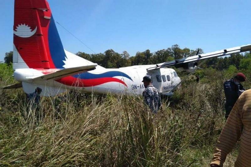 कोरोना संक्रमितको स्वाब लिन गएको नेपाल एयरलाइन्सको जहाज धावनमार्गबाट चिप्लिएर घाँसे मैदानमा पुग्याे