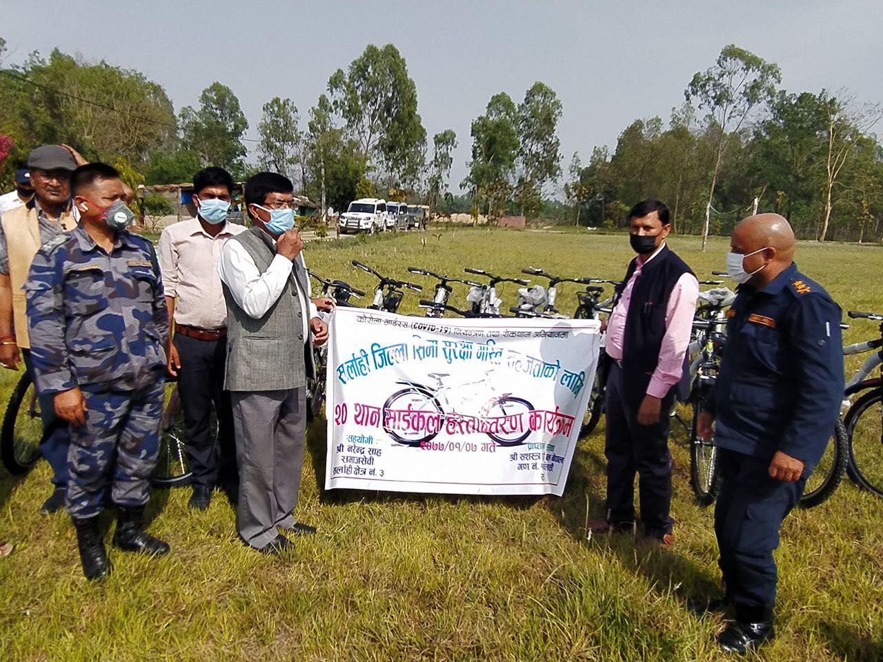 सीमामा गस्ती गर्न समाजसेवीले सशस्त्र प्रहरीलाई दिए साइकल