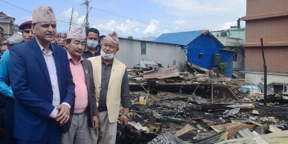 ताप्लेजुङका आगलागी पीडितलाई विचरलत नहुन मन्त्री भट्टराईकाे आग्रह