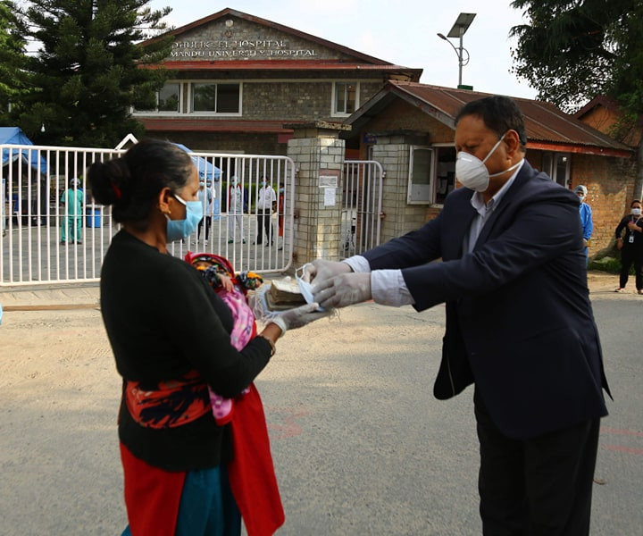 माेहन बस्नेतले दिए मृतकका शिशुलाई १ लाख, स्वास्थ्यकर्मीको म्यादी बीमा गरिदिने घोषणा