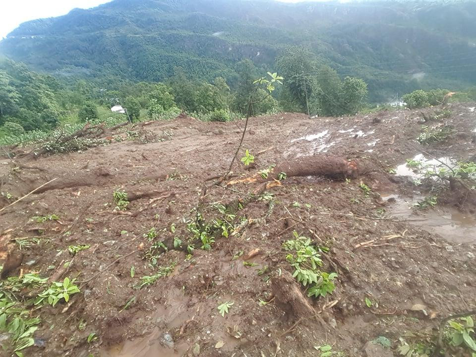 वर्षाकाे बितण्डा : पर्वतमा पहिराेमा परी ५ काे मृत्यु, ४ बेपत्ता, रुकुममा बसपार्क नै बगायाे