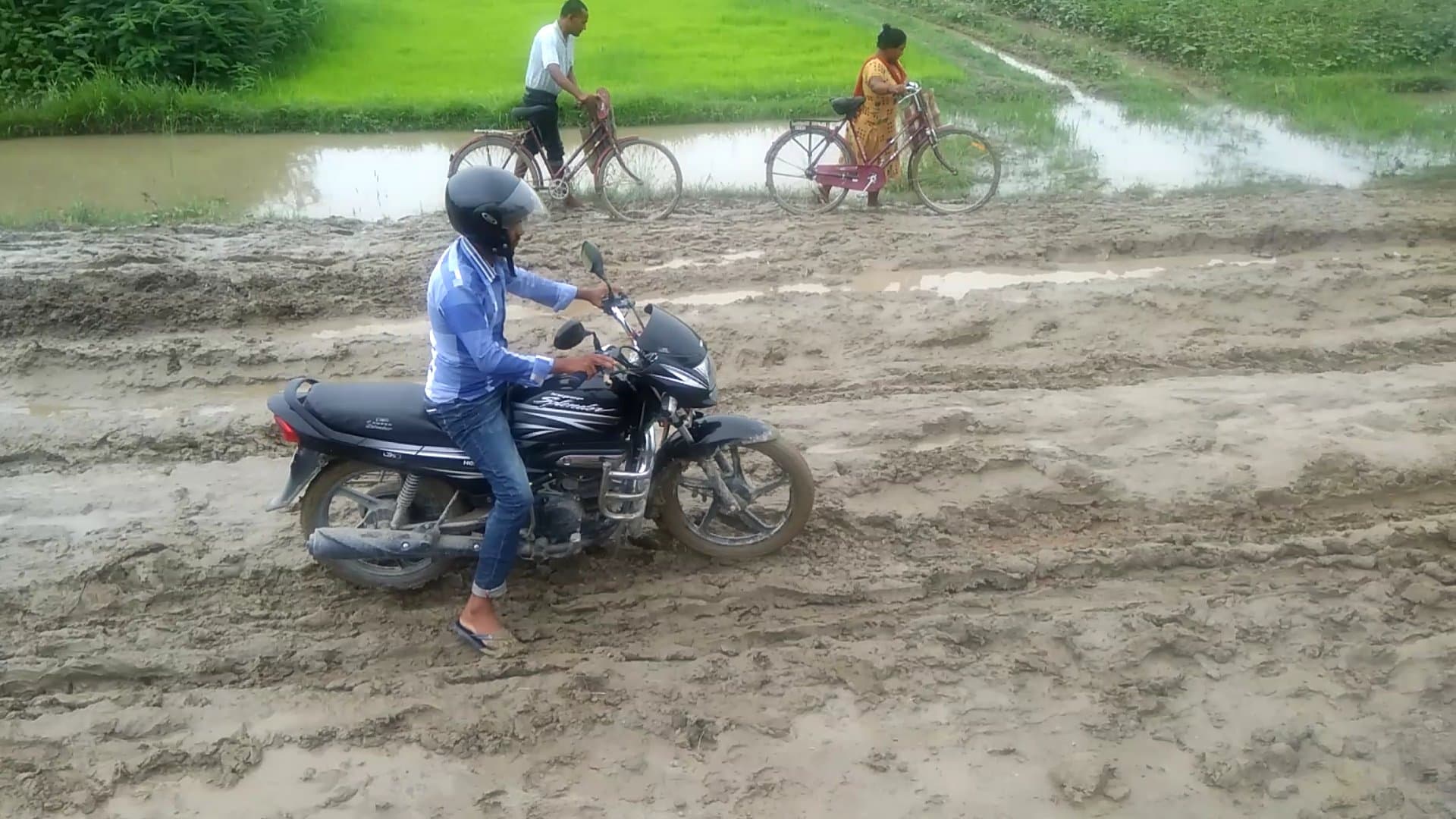 ठेकेदार कम्पनीकाे लापरबाहीले हिलाम्मे सडकमा हिँड्न बाध्य स्थानीयबासी