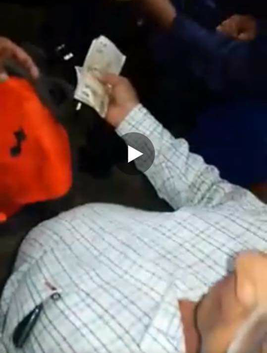 मतदातालाई पैसा बाड्दैँ कांग्रेस, मध्यरातमा पैसासहित समातिए नेता (भिडियोसहित)