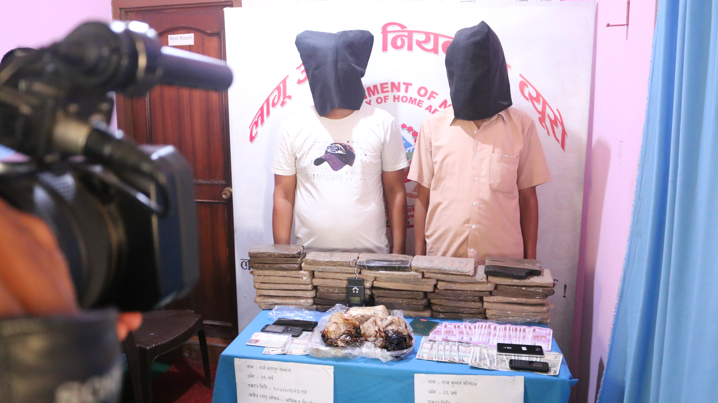 दुई किलो अफिम र २२ किलो चरेससहित दुई जना पक्राउ 