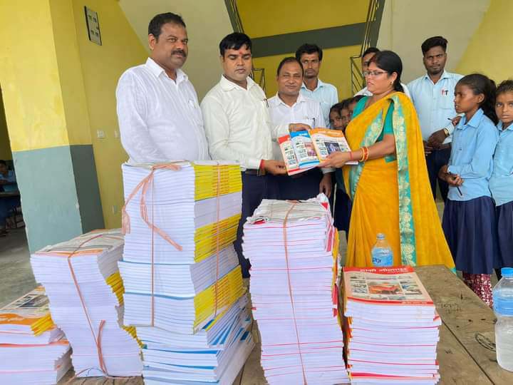 स्थानीय पाठ्यक्रम लागू, 'हाम्रो मौलापुर' पुस्तक विद्यार्थीको हात हातमा