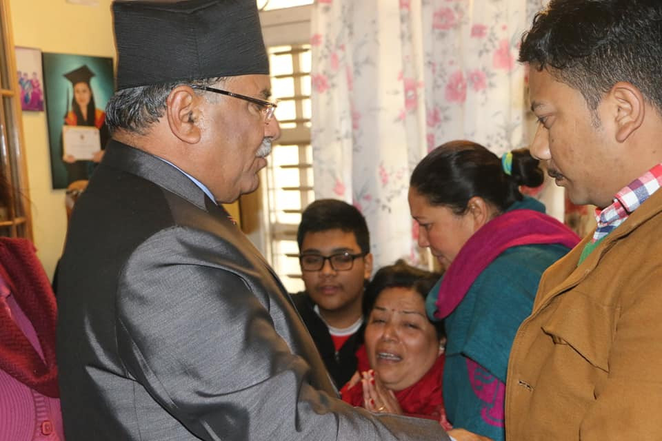 प्रचण्डले भेटे मन्त्री अधिकारीकाे परिवार
