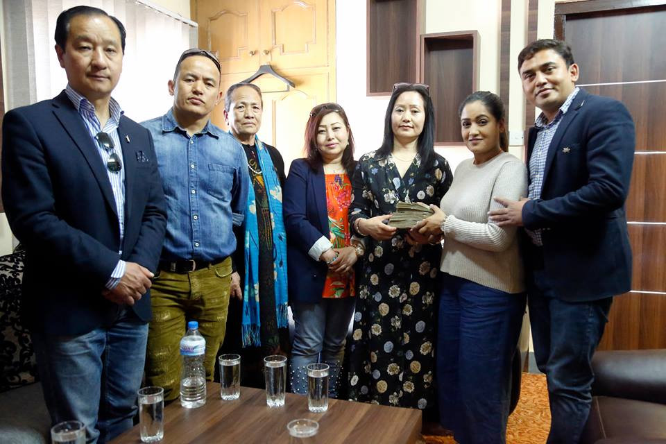 धुर्मुस सुन्तलीलाई रंगशालाका लागि आमा समुहको ६ लाख