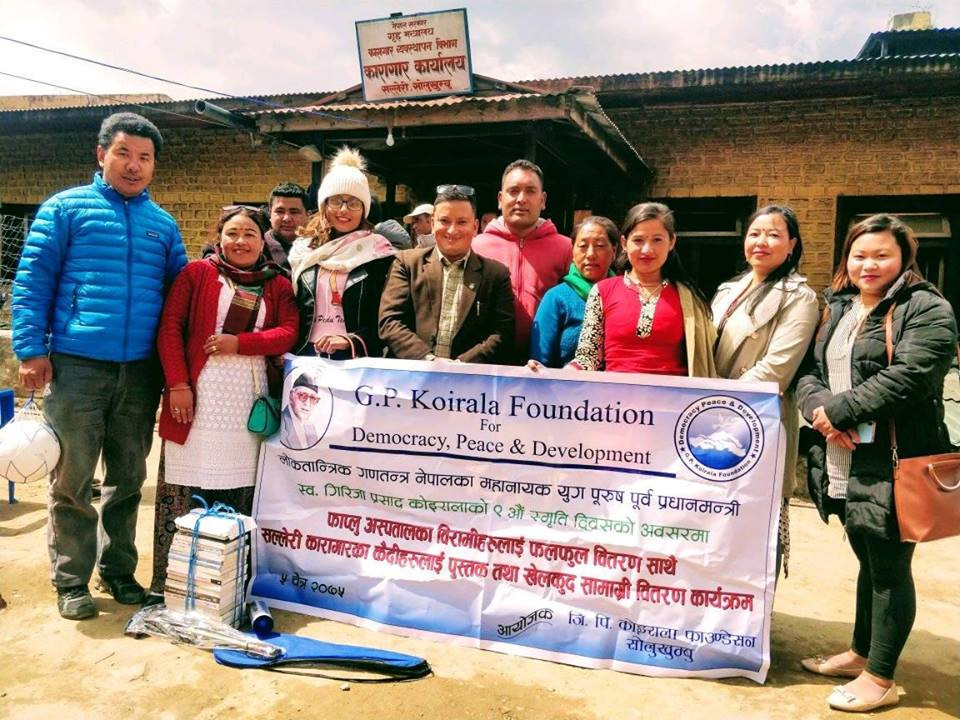 कैदीलाई पुस्तक वितरण