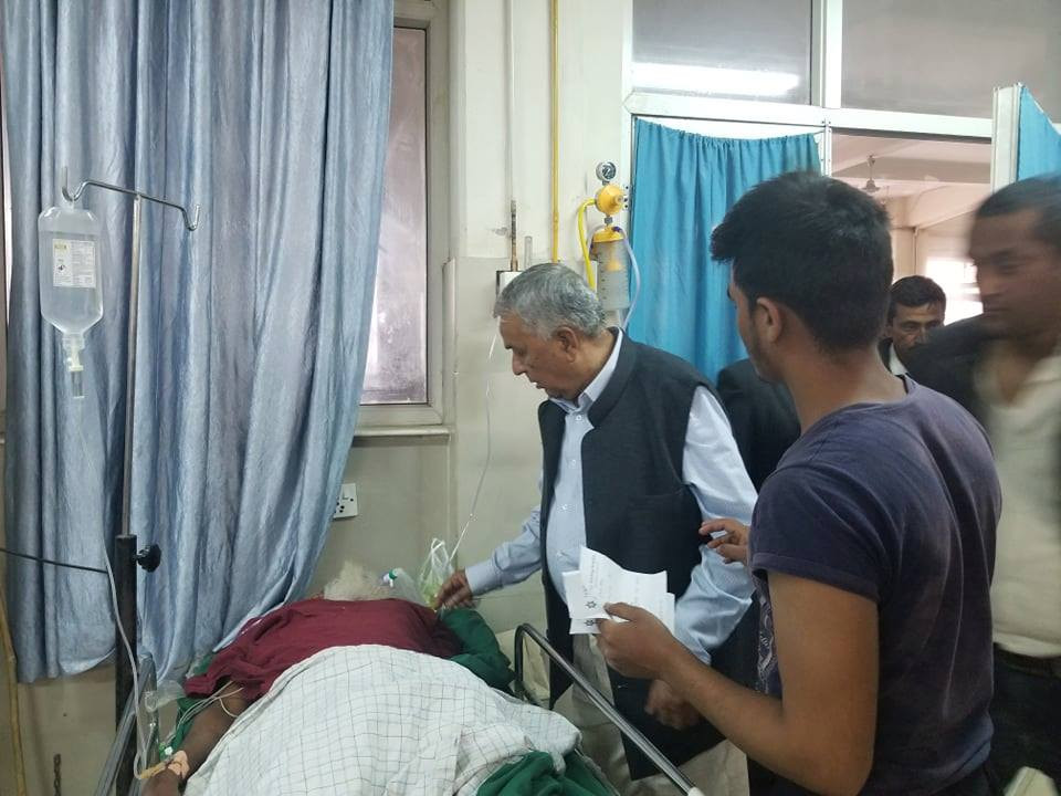 बारा पर्साका घाइतेलाई टिचिङमा भेटे कांग्रेस नेता पौडेलले
