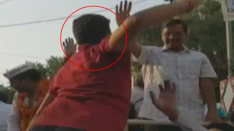 'राेड शाे'मै खाए केजरीवालले थप्पड