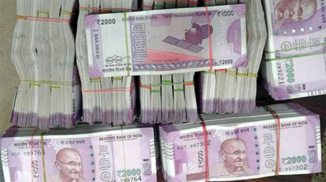 विमानस्थलबाट करोडौं रुपैयाँ भारतीय जाली नोटसहित छ जना पक्राउ