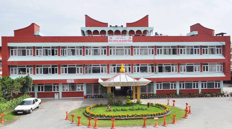 पाँच पेट्रोल पम्प तथा उद्योगविरुद्ध मुद्दा दायर