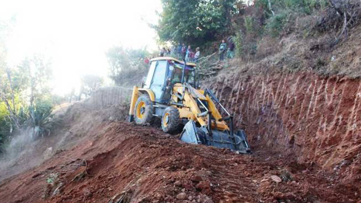 गाउँ भित्रिएका डोजरका कारण मजदुरहरु विस्थापित