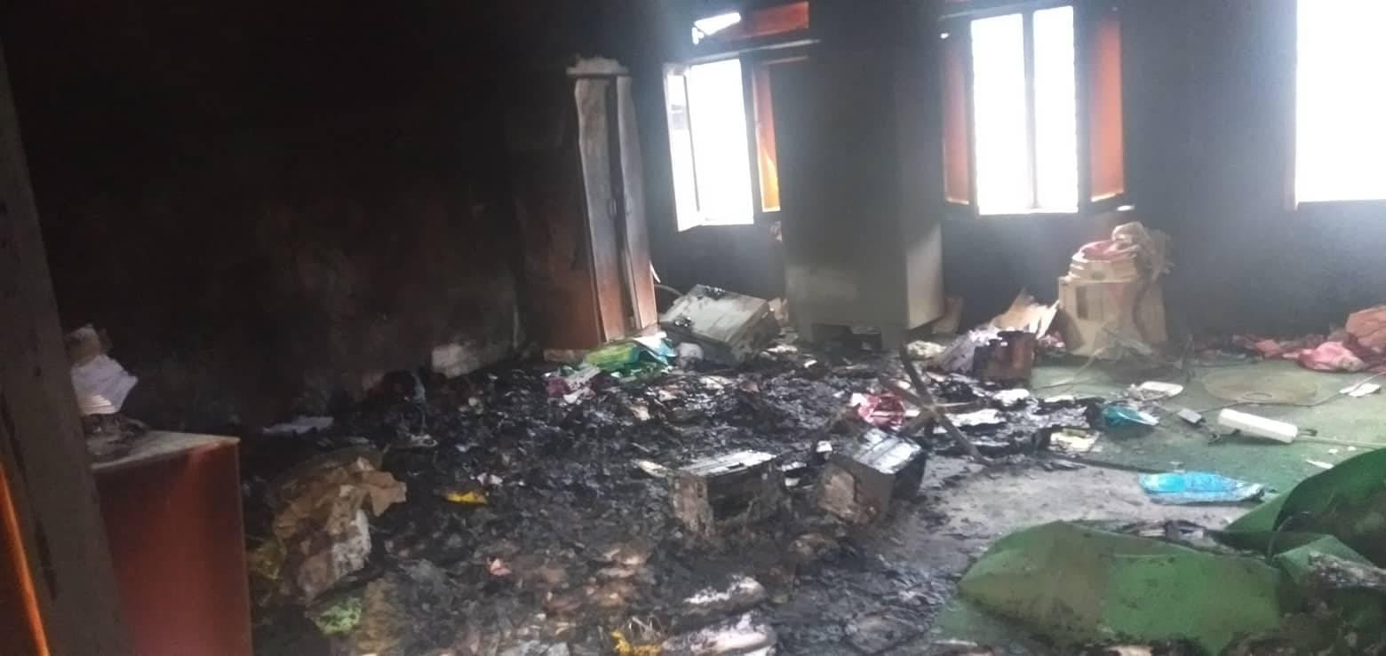 गाउँपालिका कार्यालयमा आगजनी, नेकपा बैतडी अध्यक्षकाे घरमा बम फेला