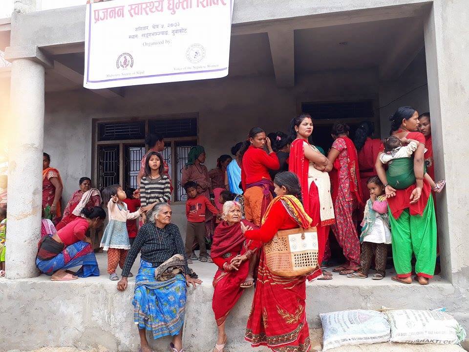 निशुल्क उपचार पाएपछि महिलाहरु दंग 